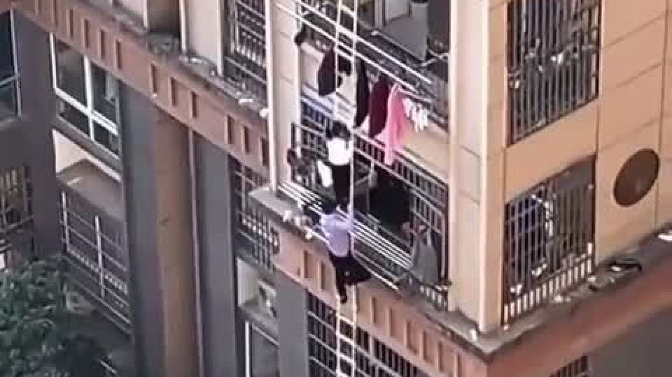 Жители на Шанхай, рискуват живота си, бягайки от вкъщи по въжени стълби (видео)