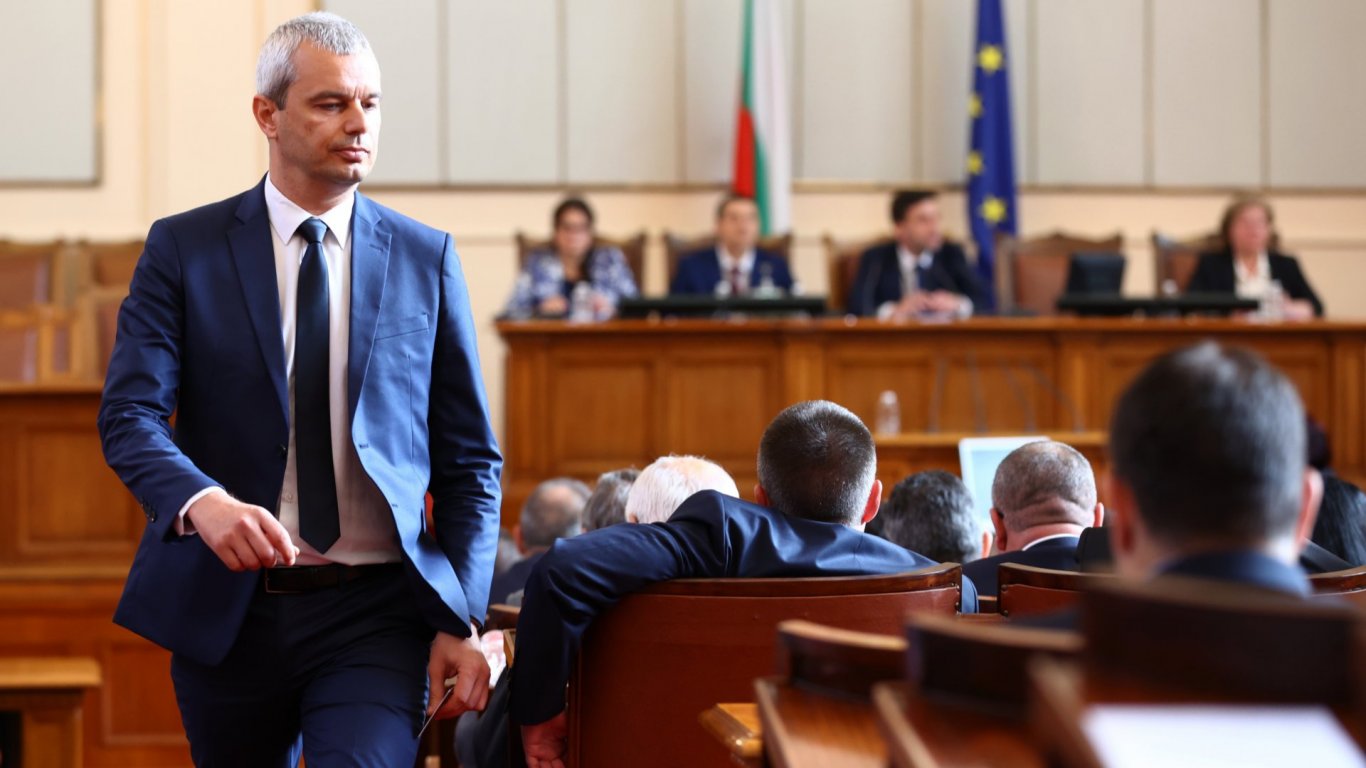 "Маркет линкс": Българите имат по-голямо доверие в Костадин Костадинов, отколкото в Кирил Петков