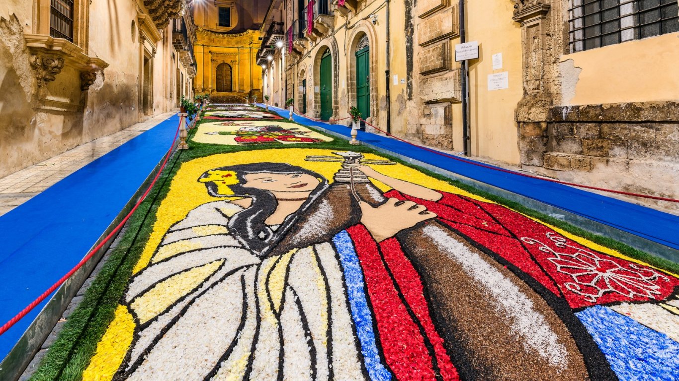 Улицата в Сицилия, която се превръща в картина от 400 хиляди цветя
