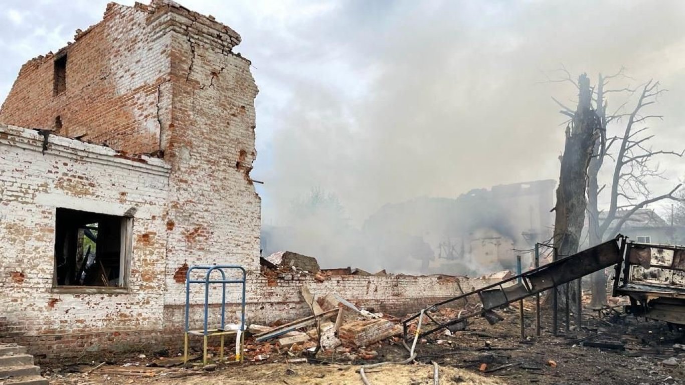 Ожесточени боеве в Донбас, въздушен удар по Новгород взе цивилни жертви (видео и снимки)