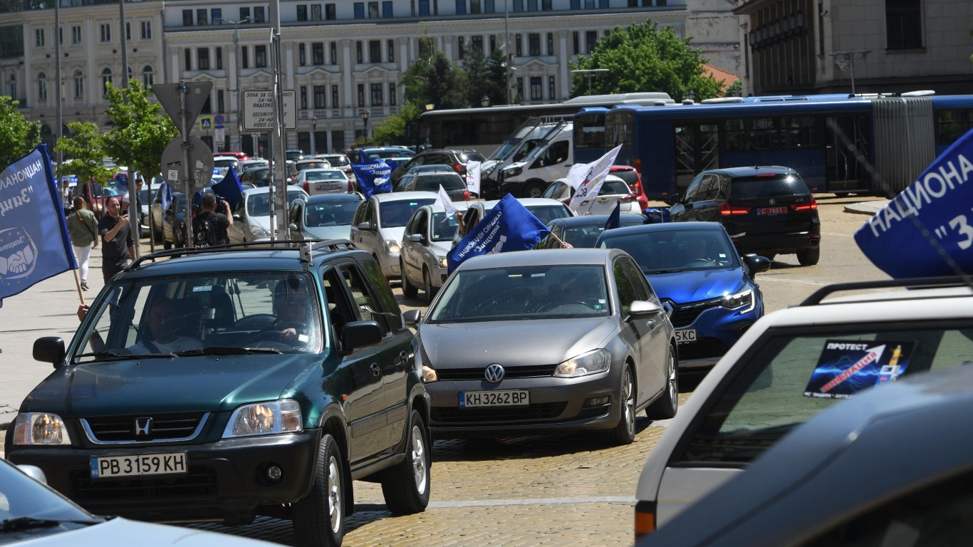 Протестно автошествие на синдикат "Защита" блокира централните улици в София