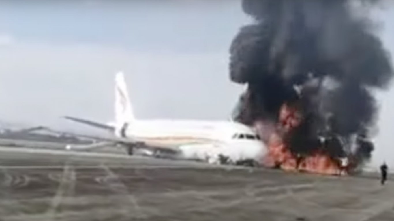 Самолет се подпали по време на излитане в Китай  (снимки и видео)