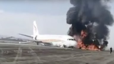 Самолет се подпали по време на излитане в Китай (снимки и видео)