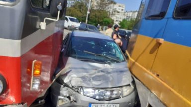 Кола се вряза между два трамвая в София (видео)