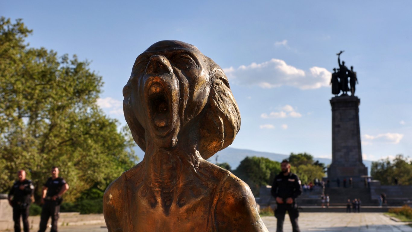 Прибраха статуята "Викът на украинската майка" от Княжеската градина