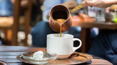 Гърците спряха да пият кафе в заведенията -  твърде скъпо е