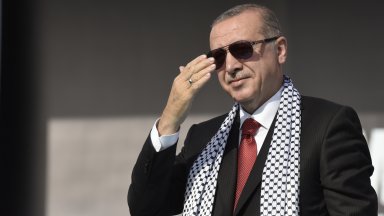 Неподражаемият стил на президента Ердоган - от пинг-понг до външна политика (снимки)