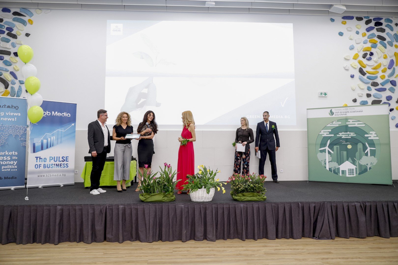 Моника Станишева получи отличието "Зелена медия" за Dir.bg от Надя Маринова, основател на b2b Mediа и организатор на конкурса.