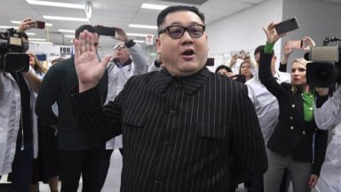 Имитатор на Ким Чен-ун се появи на предизборен митинг в Мелбърн