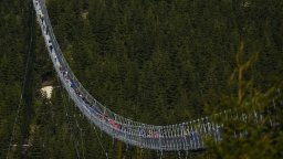 Най-дългият висящ пешeходен мост в света бе открит в Чехия (снимки)