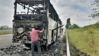Автобус, превозващ украинци, се запали на магистрала "Черно море" (снимки)