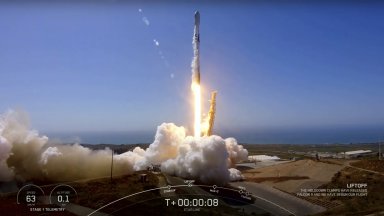 SpaceX изстреля ракета-носител с 53 спътника от системата "Старлинк" (снимки и видео)