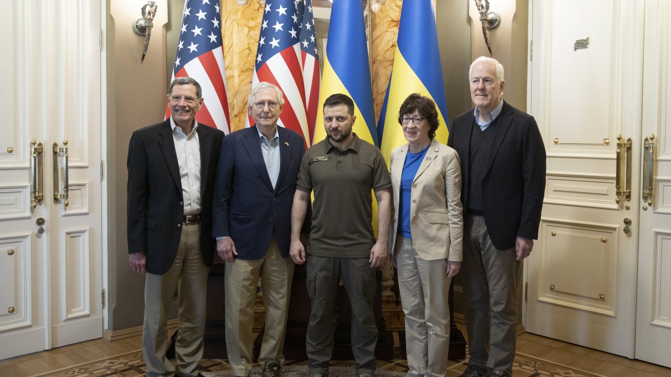 Американски сенатори се срещнаха със Зеленски в Киев (видео)