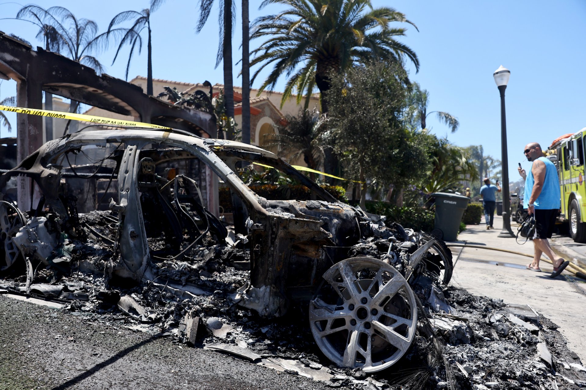 Крайбрежен пожар унищожи над 20 имота в Калифорния 