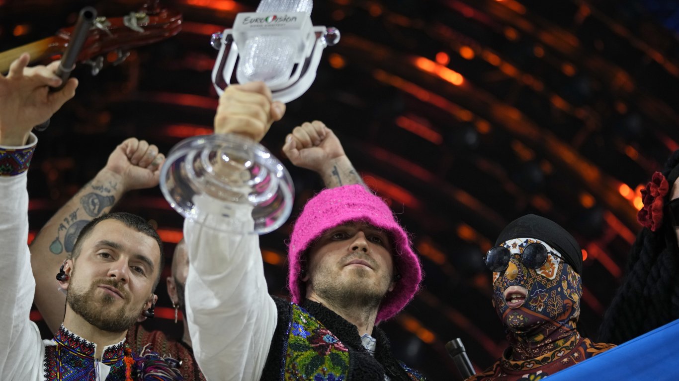 Победителят от "Евровизия" събра $900 000 за украинската армия от продажба на трофея си