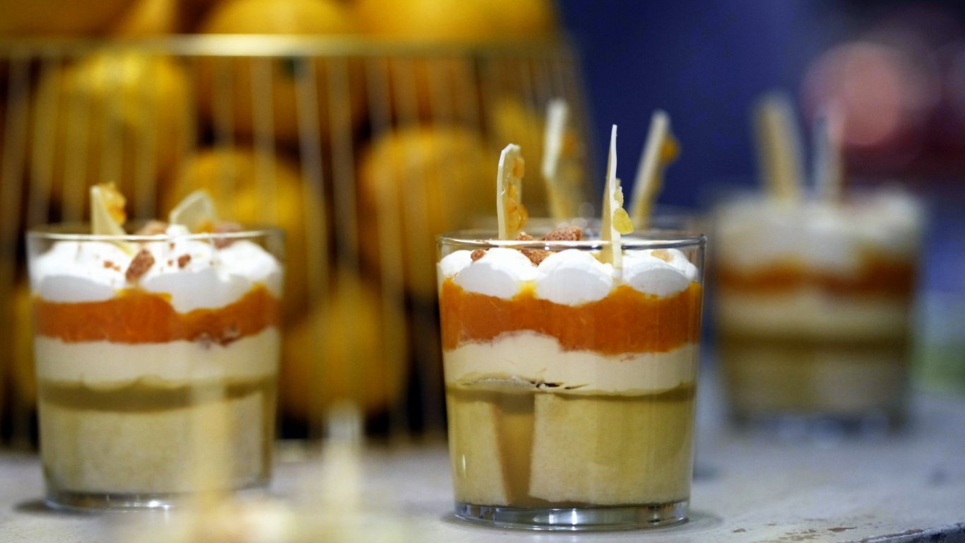 Лимонов крем с амарети и швейцарско руло - Официалният сладкиш за юбилея на Елизабет Втора