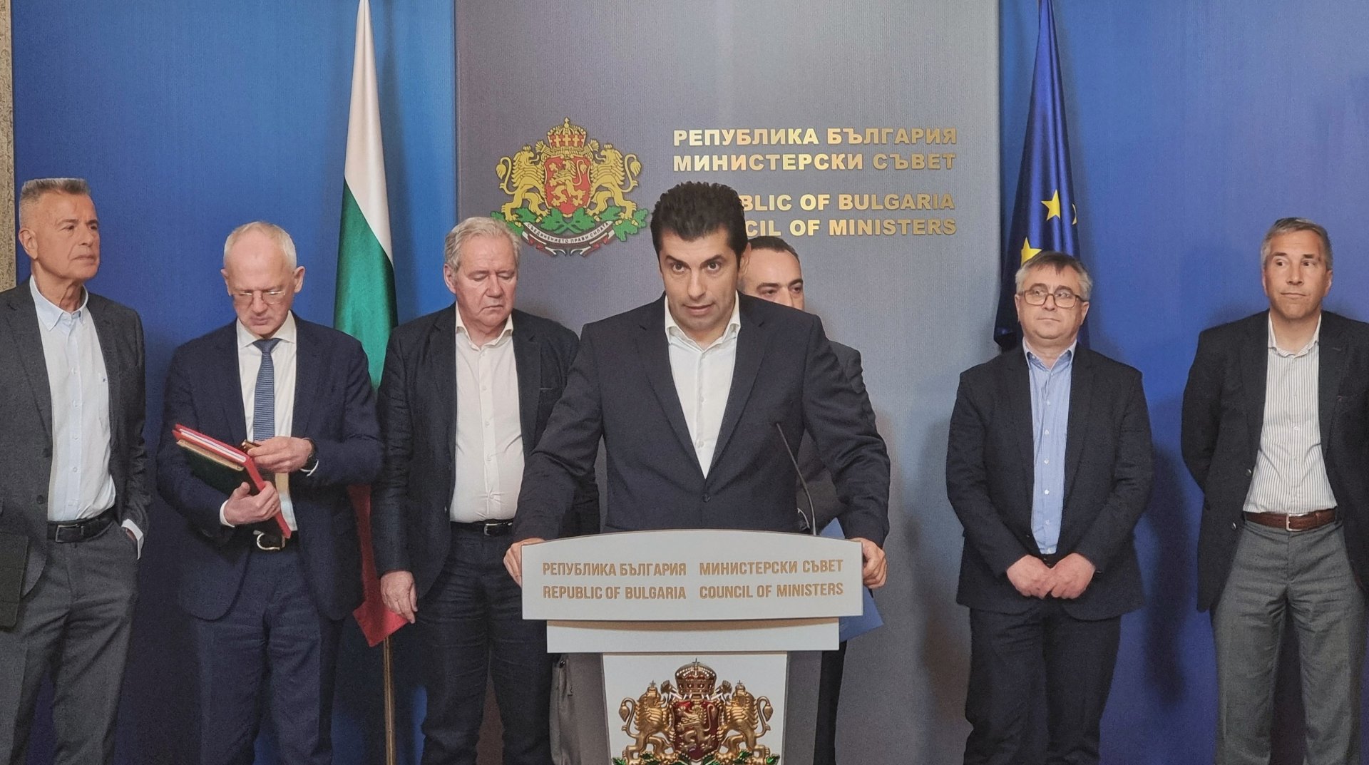 Премиерът Петков говори пред медиите след среща с работодателски организации и синдикати на 16 май в Министерски съвет
