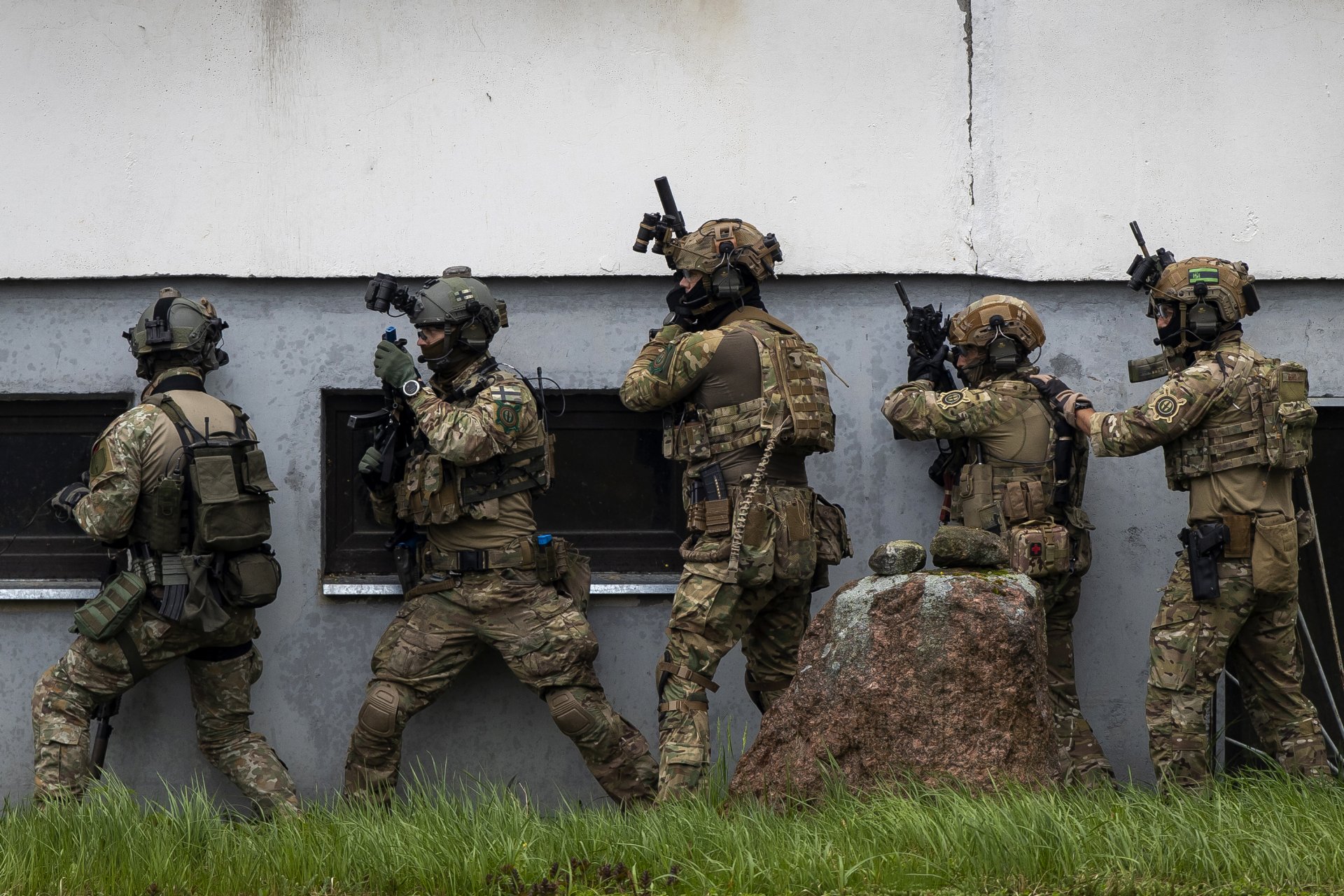 Войници участват в учението на НАТО „Пламящ меч 2022“ в тренировъчен полигон близо до село Майсиеюнай, на около 96 км западно от столицата Вилнюс, Литва, в четвъртък, 12 май 2022 г.