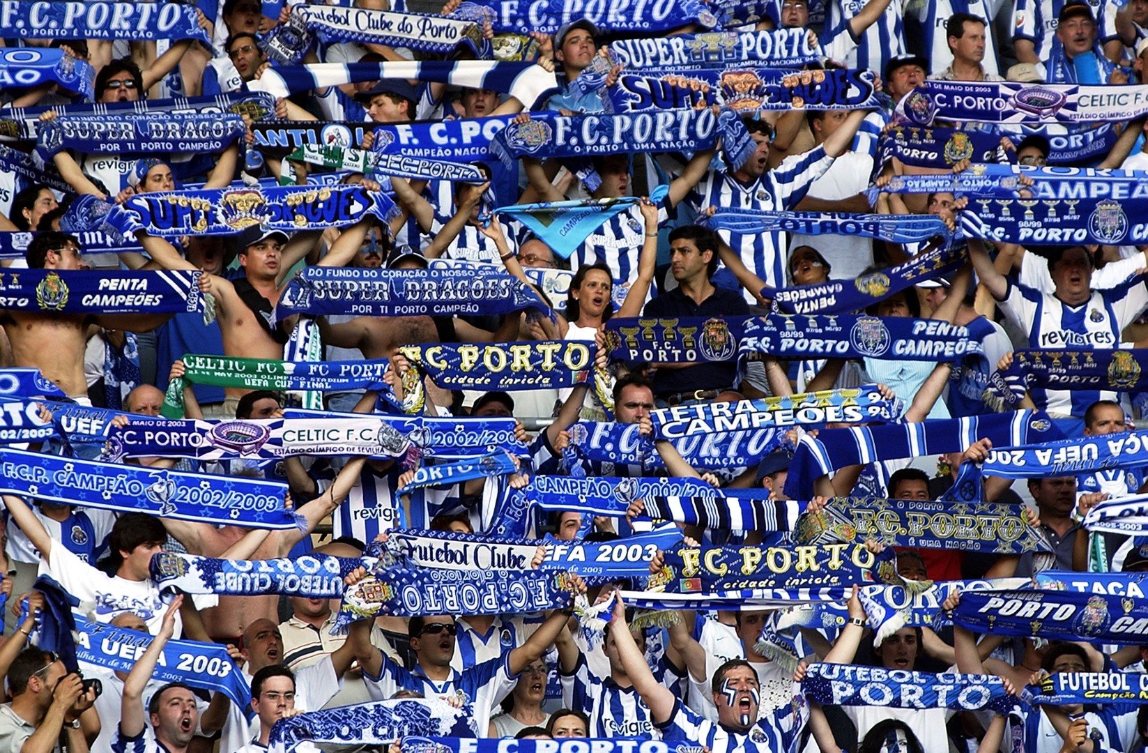 2003 г., Севиля. Феновете на Порто бяха скромни като бройка, докато в сряда в града ще се изсипе не една, а две огромни по численост агитки