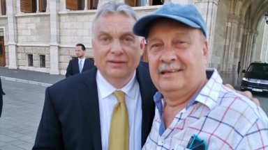 Георги Марков подарява на Виктор Орбан коняк "Плиска" по случай 60-ия му рожден ден
