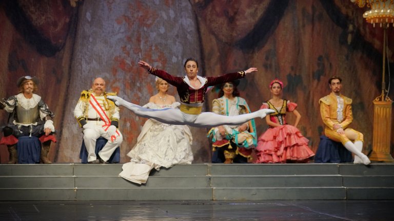 Премиер солистът на Виенския държавен балет Денис Черевичко е принц Дезире в "Спящата красавица"
