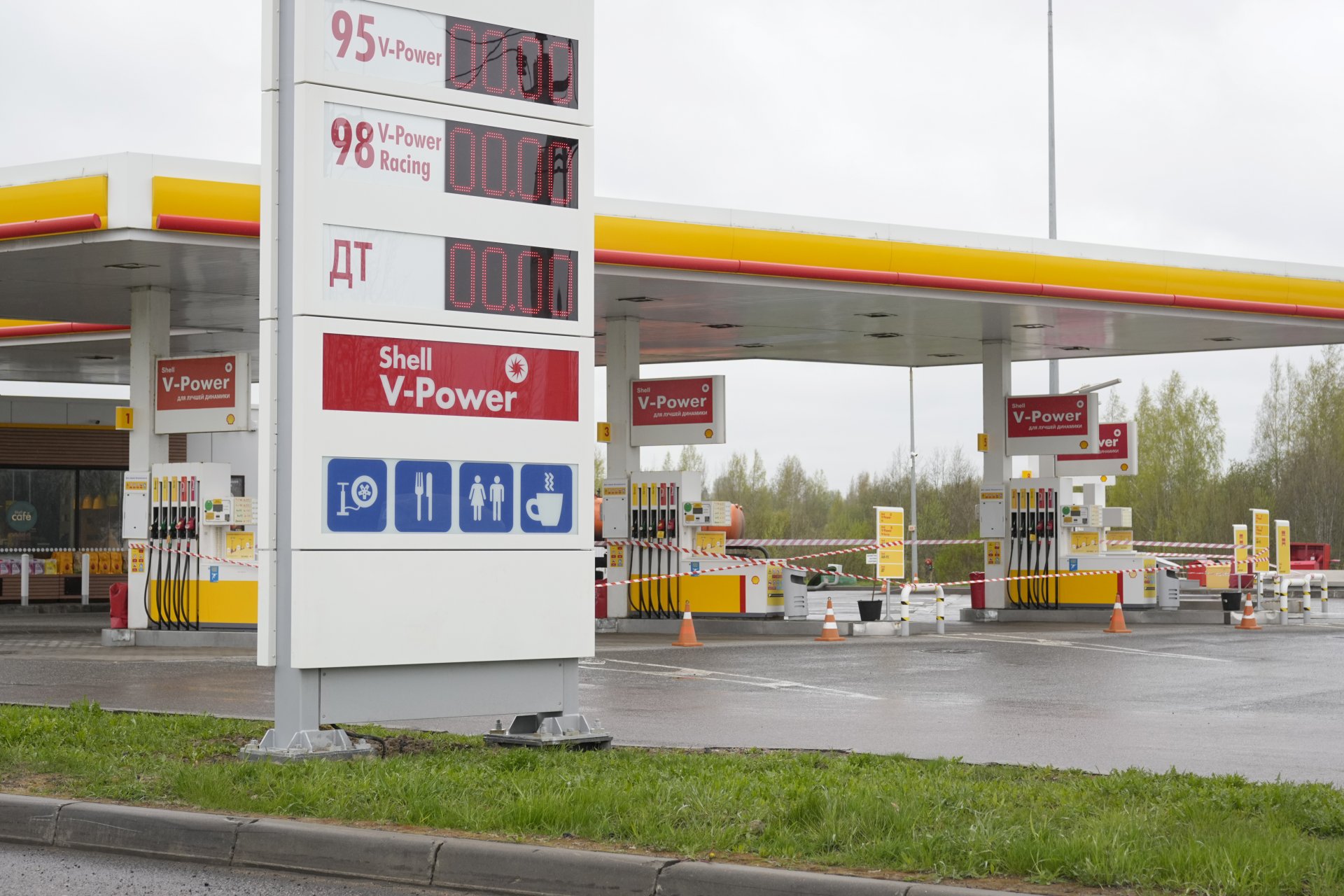 Затворена бензиностанция на Shell в Санкт Петербург, Русия, 16 май 2022 г. Шел обяви плановете си за изтегляне от Русия заради военните действия в Украйна