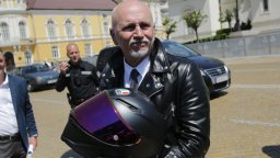 Николай Събев пристигна на мотор, с кожено яке и каска, за да подкрепи протеста на мотоциклетистите (снимки)