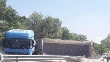 Камион с каменна баластра се преобърна на магистрала "Тракия"