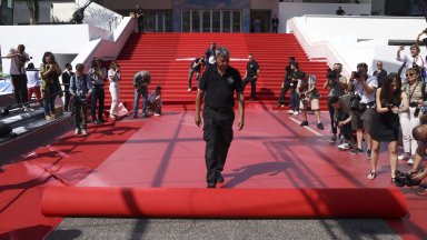 Червеният килим очаква звездите на кинофестивала в Кан