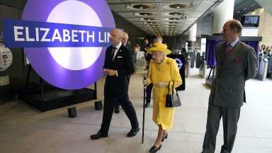 Кралицата се появи на метростанция "Падингтън", за да види новата линия "Елизабет"