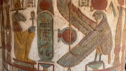 Археолози откриха изящни цветни релефи при реставрацията на храма в египетския град Есна