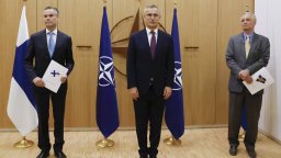 Швеция и Финландия подадоха заявките си за НАТО, Турция готова с вето