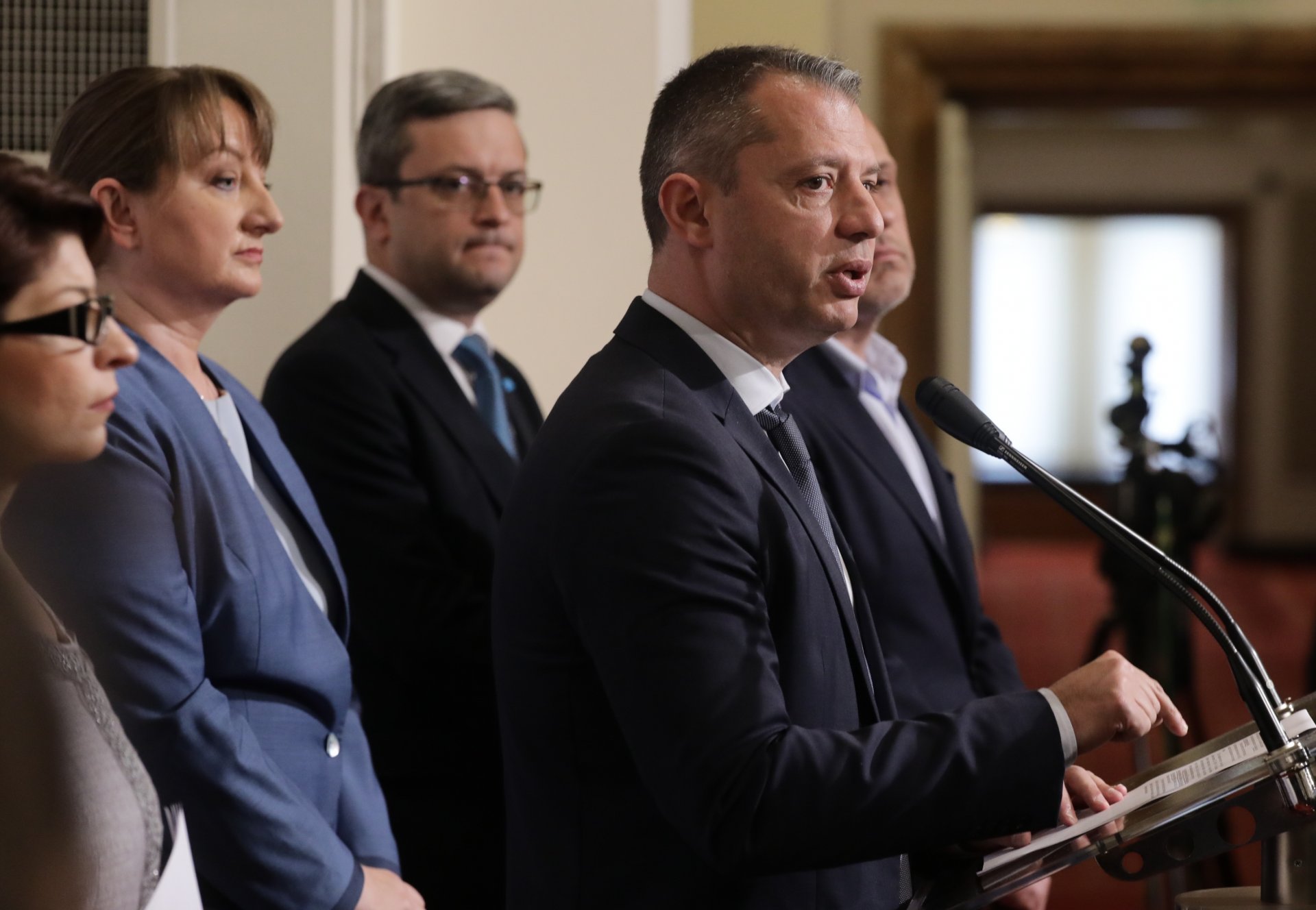Делян Добрев говори пред медиите в Народното събрание заедно с представители на парламентарна група на ГЕРБ-СДС