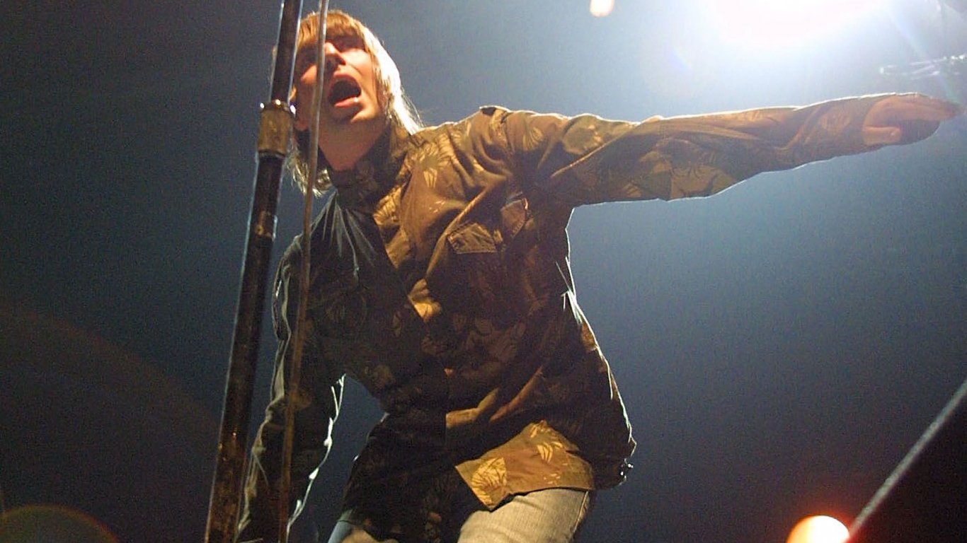 Китарата, която раздели рок групата „Oasis“, бе продадена на търг за 385 000 евро