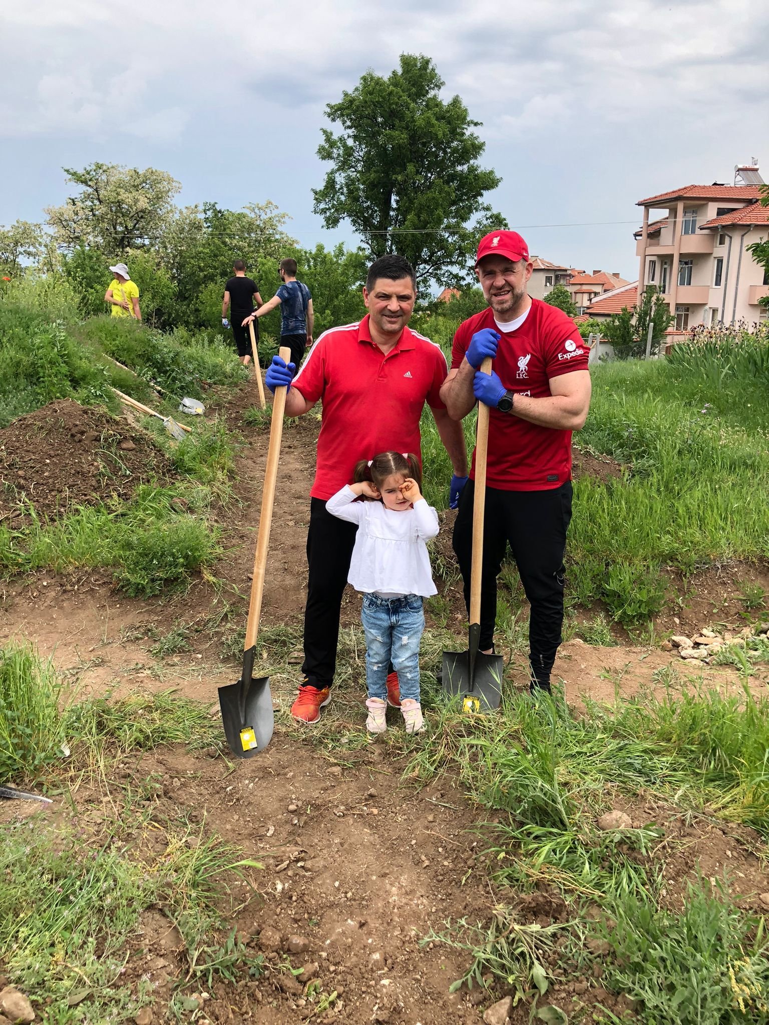 Изграждане на инфраструктура за Ботаническата градина в Асеновград – изграждане на алеи, почистване на тревни площи, подрязване на храси и т.н. В инициативата се включиха 50 колеги от регион Пловдив с техните семейства.