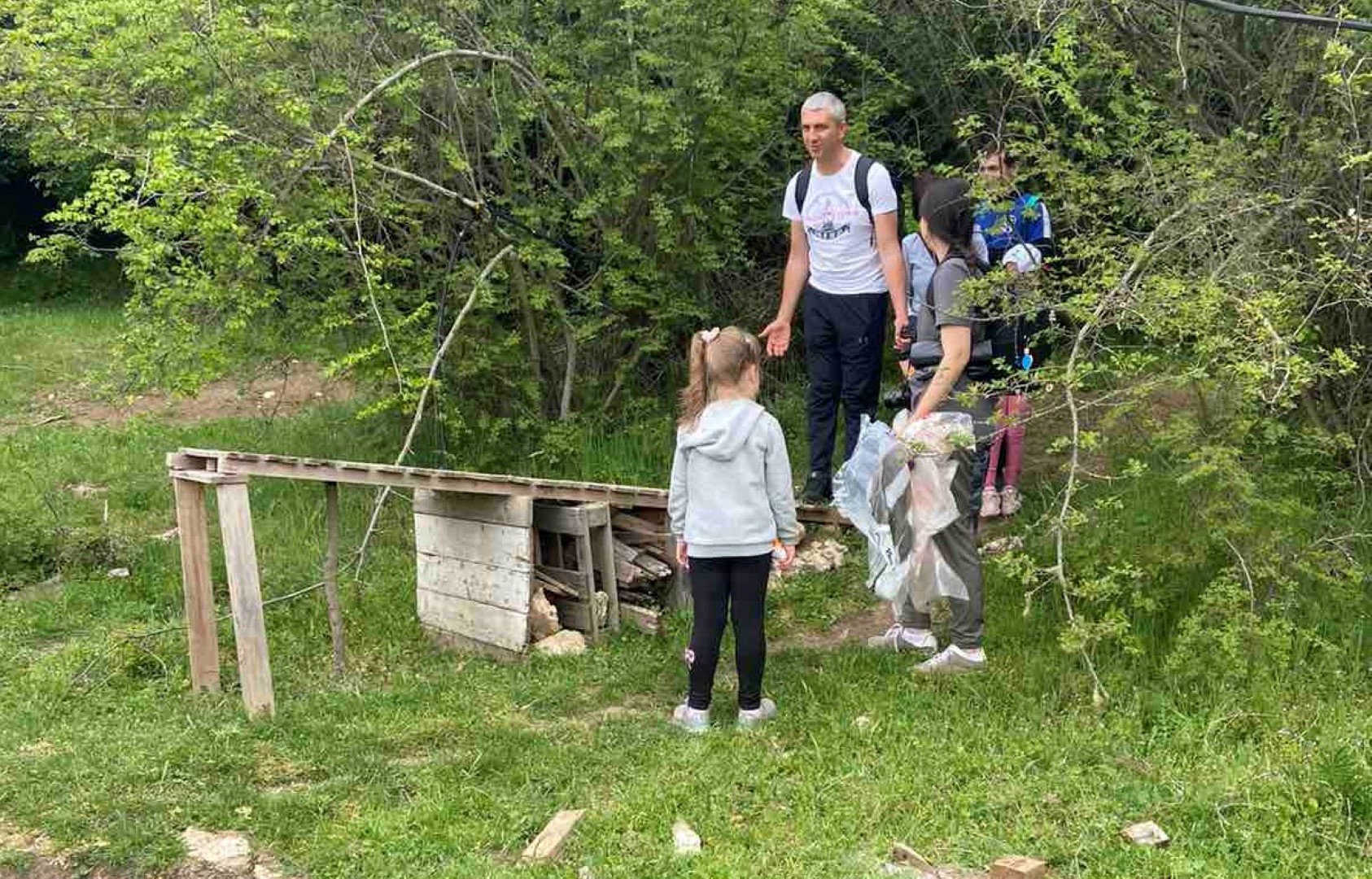 Почистване на Защитена местност Батова в района на село Кичево. В инициативата се включиха над 40 служители на банката и техните семейства.