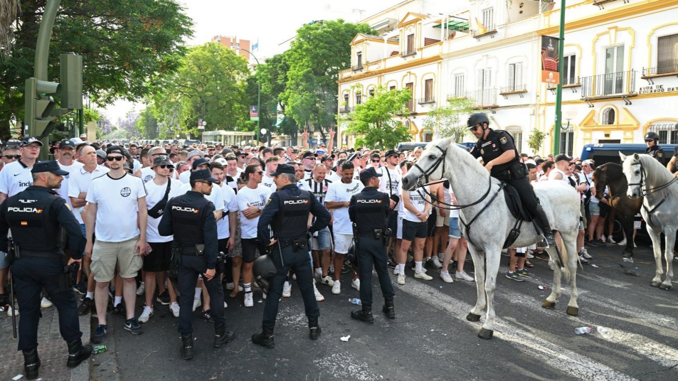 Хаос и сблъсъци в Севиля около финала, над 100 000 атакуваха града