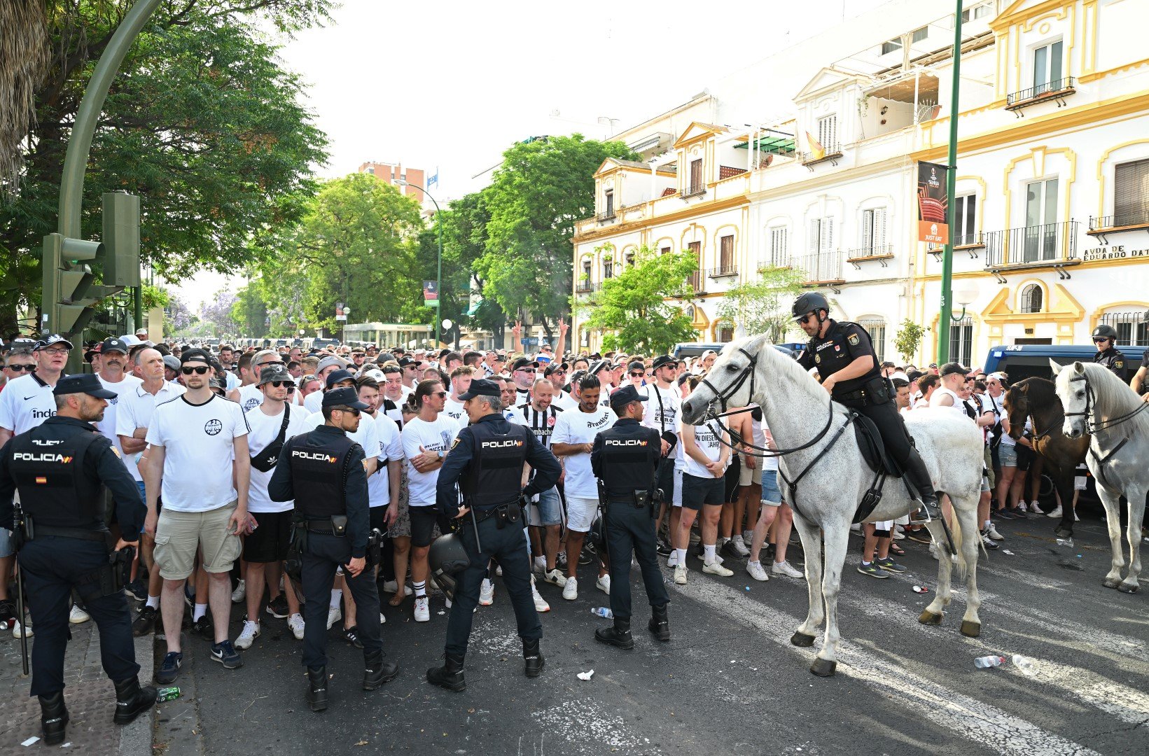 Гледките от улиците на Севиля още през деня преди мача бяха колоритни и впечатляващи. Градът е свикнал да приема туристи, но 150 000 души да се стекат в един ден...