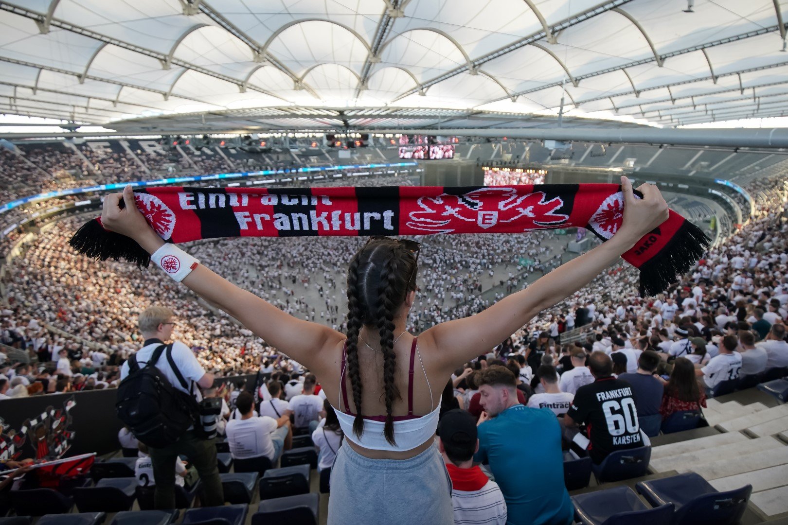 45-50 хиляди фенове на Айнтрахт се стекоха на стадиона на отбора във Франкфурт и гледаха финала заедно, за да празнуват накрая