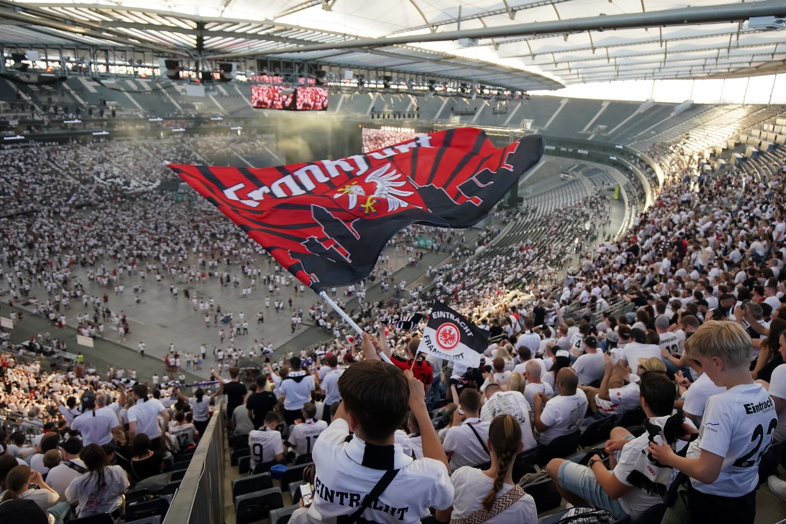 45-50 хиляди фенове на Айнтрахт се стекоха на стадиона на отбора във Франкфурт и гледаха финала заедно, за да празнуват накрая
