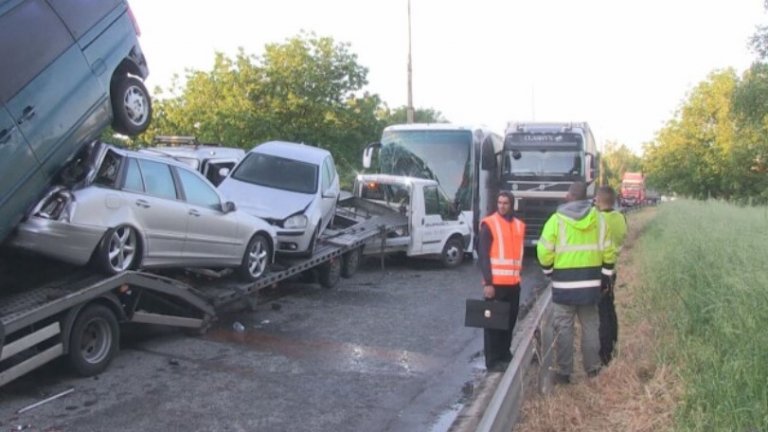 Катастрофи с автобус, автовоз и цистерна затвориха пътя към "Дунав мост" в Русе