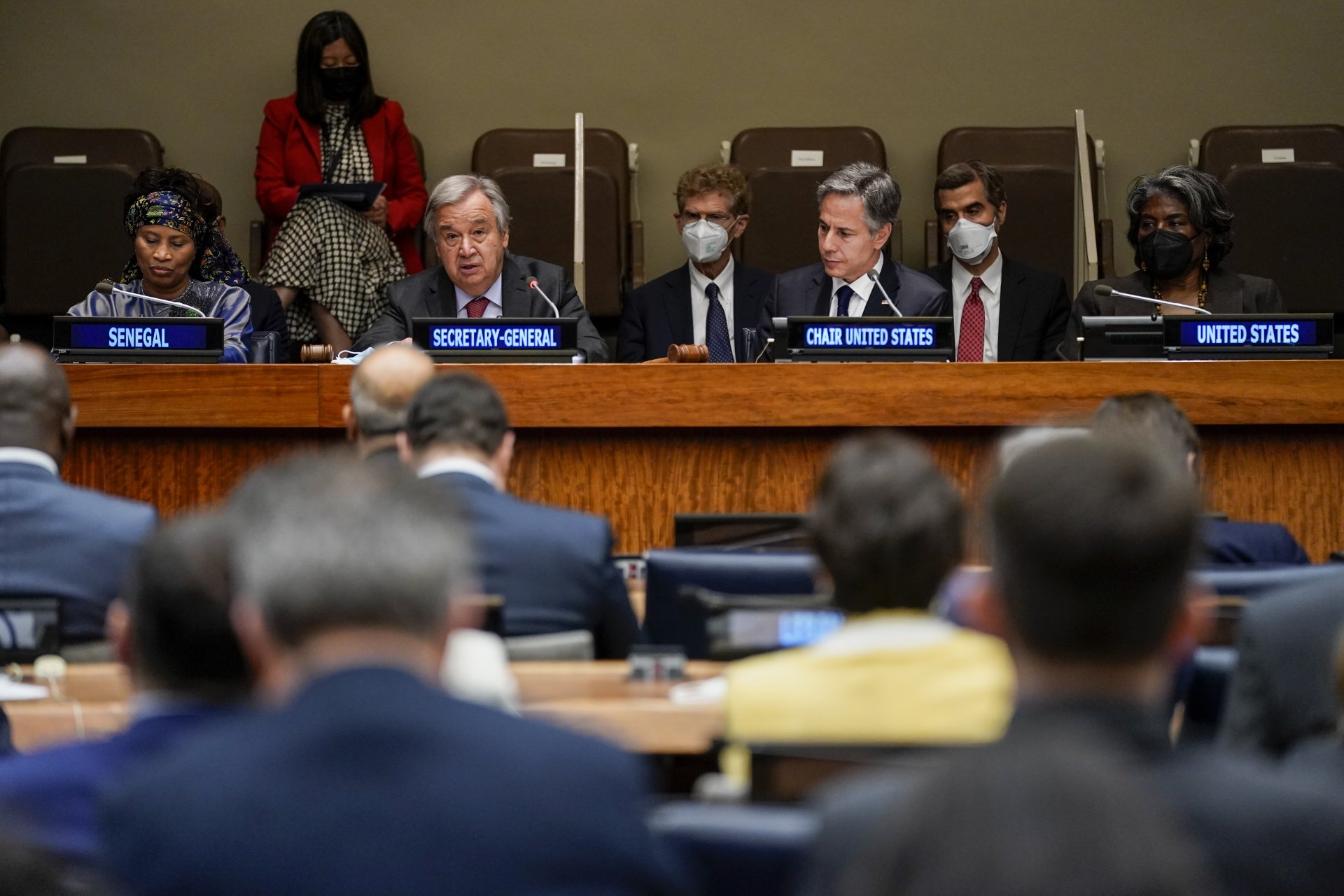 Генералният секретар на ООН Антониу Гутериш, център вляво, говори, докато държавният секретар на САЩ Антъни Блинкен председателства министерска среща за нарастващата продоволствена несигурност по света, 18 май, централата на ООН