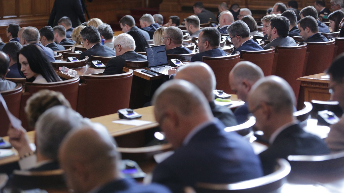 ИТН заедно с опозицията надделя, НС изслушва Генчовска на закрито заседание за Македония