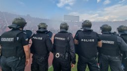 Напрежение на "Армията", полиция пази футболистите от фенския гняв