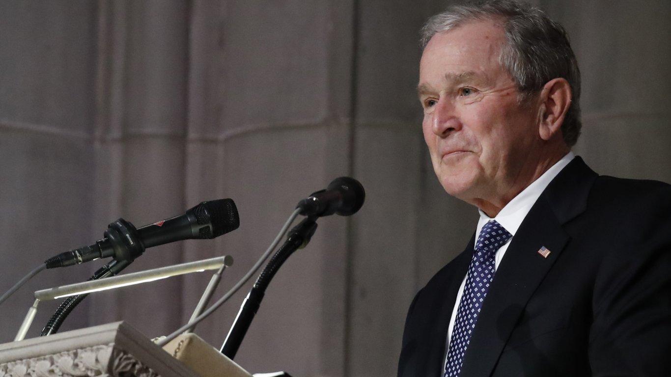 Джордж Буш се обърка и нарече инвазията в Ирак "неоснователна и брутална" (видео)