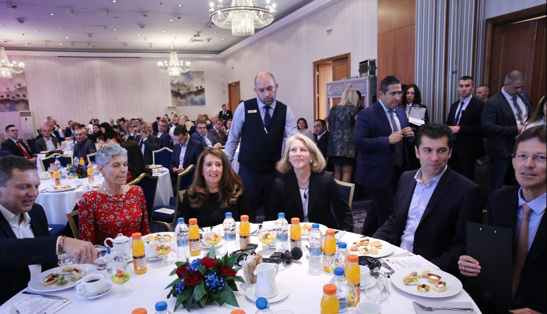 Бизнес закуска на Американската търговска камара в България. Карън Донфрид (трета отдясно), помощник държавен секретар на САЩ за Европа и Евразия, Оливие Маркет (дясно), президент на АТКБ, Херо Мустафа (трета отляво), посланик на САЩ и Кирил Петков