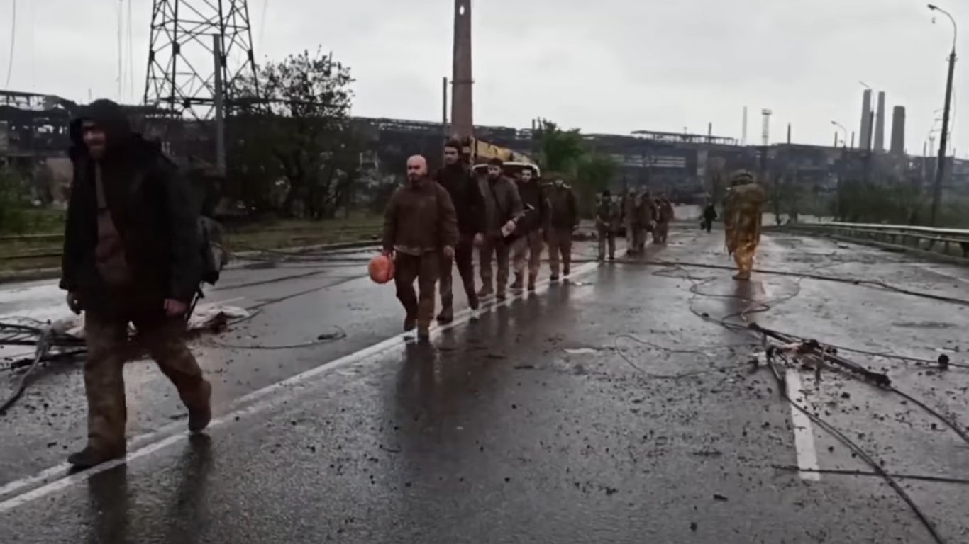 Още 771 бойци от батальона "Азов" в Мариупол са се предали на руските части (видео)