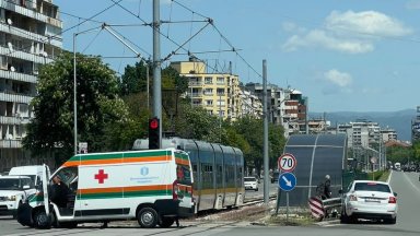 Линейка с включена сигнализация катастрофира на столичния бул. "България"