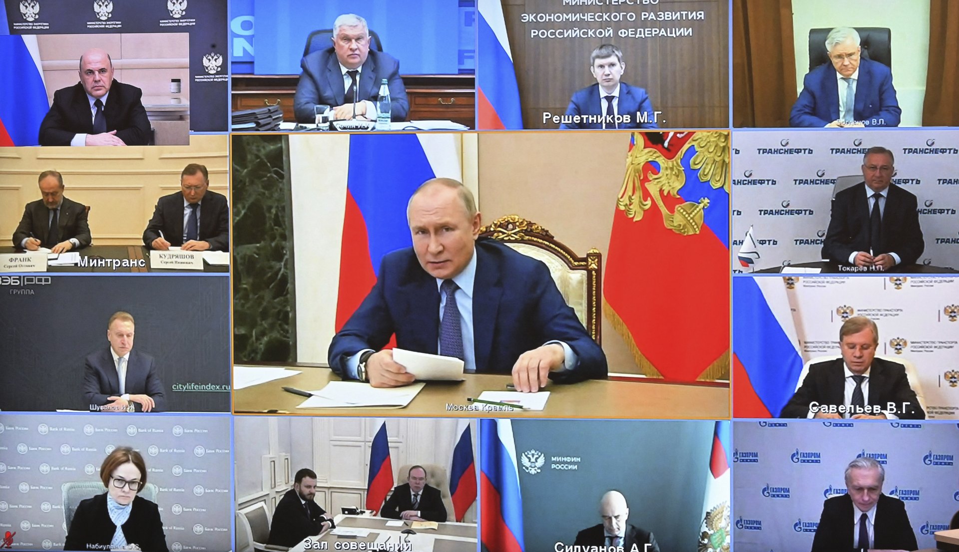 Руският президент Владимир Путин председателства среща за развитието на петролната индустрия чрез видеоконферентна връзка от Кремъл, вторник, 17 май 2022 г.