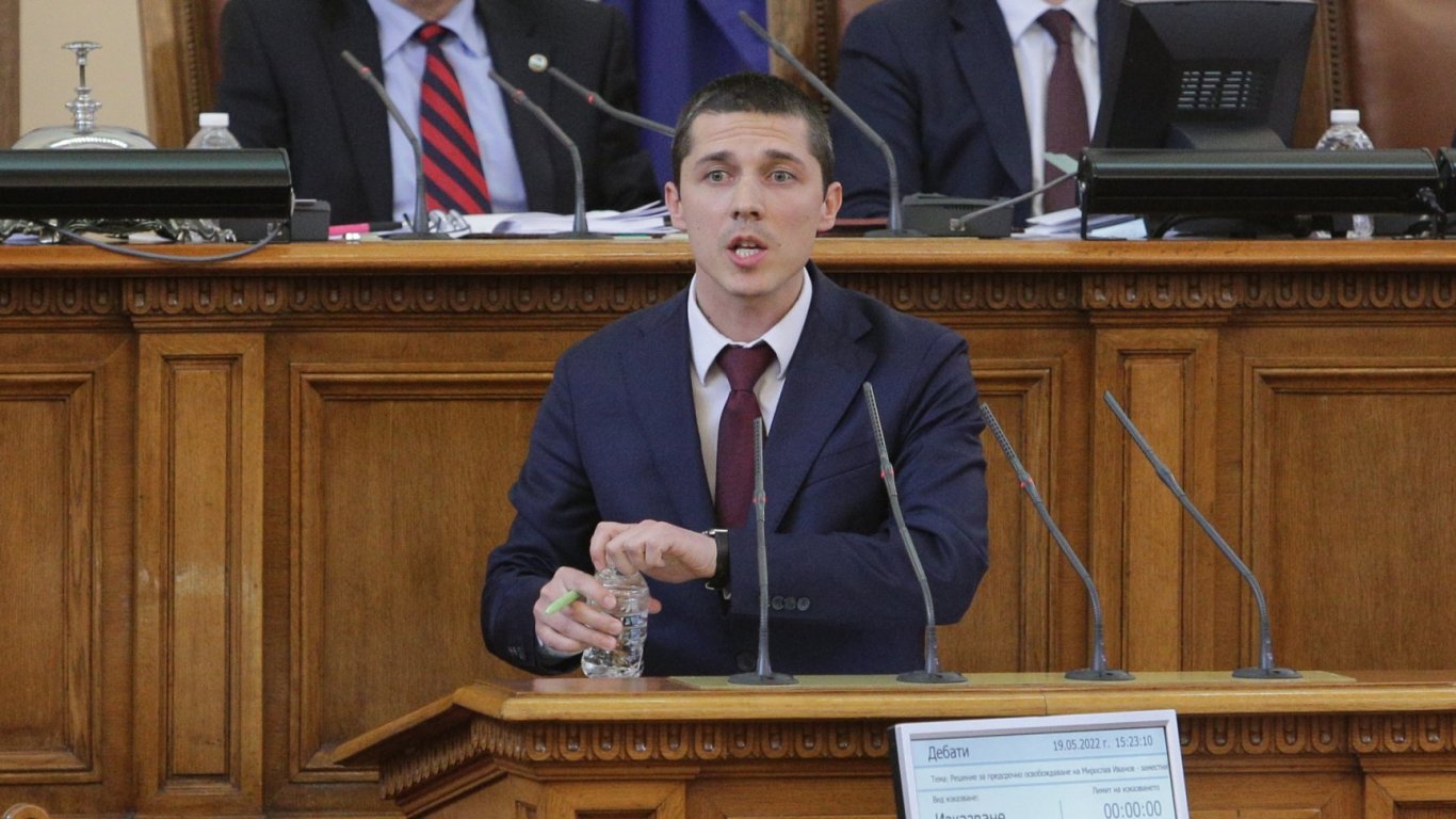 Мирослав Иванов остава заместник-председател на парламента